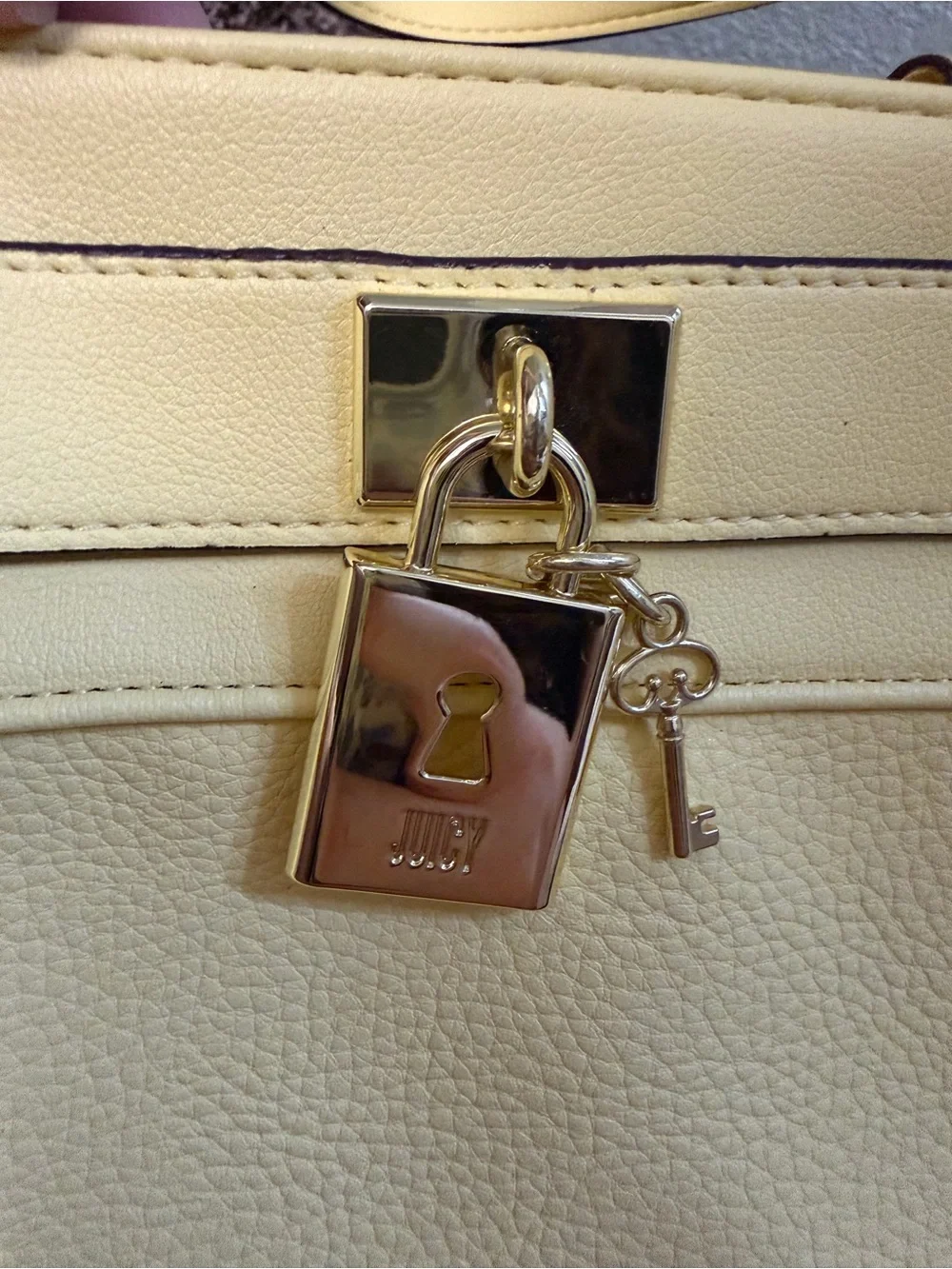 Juicy Couture closure type